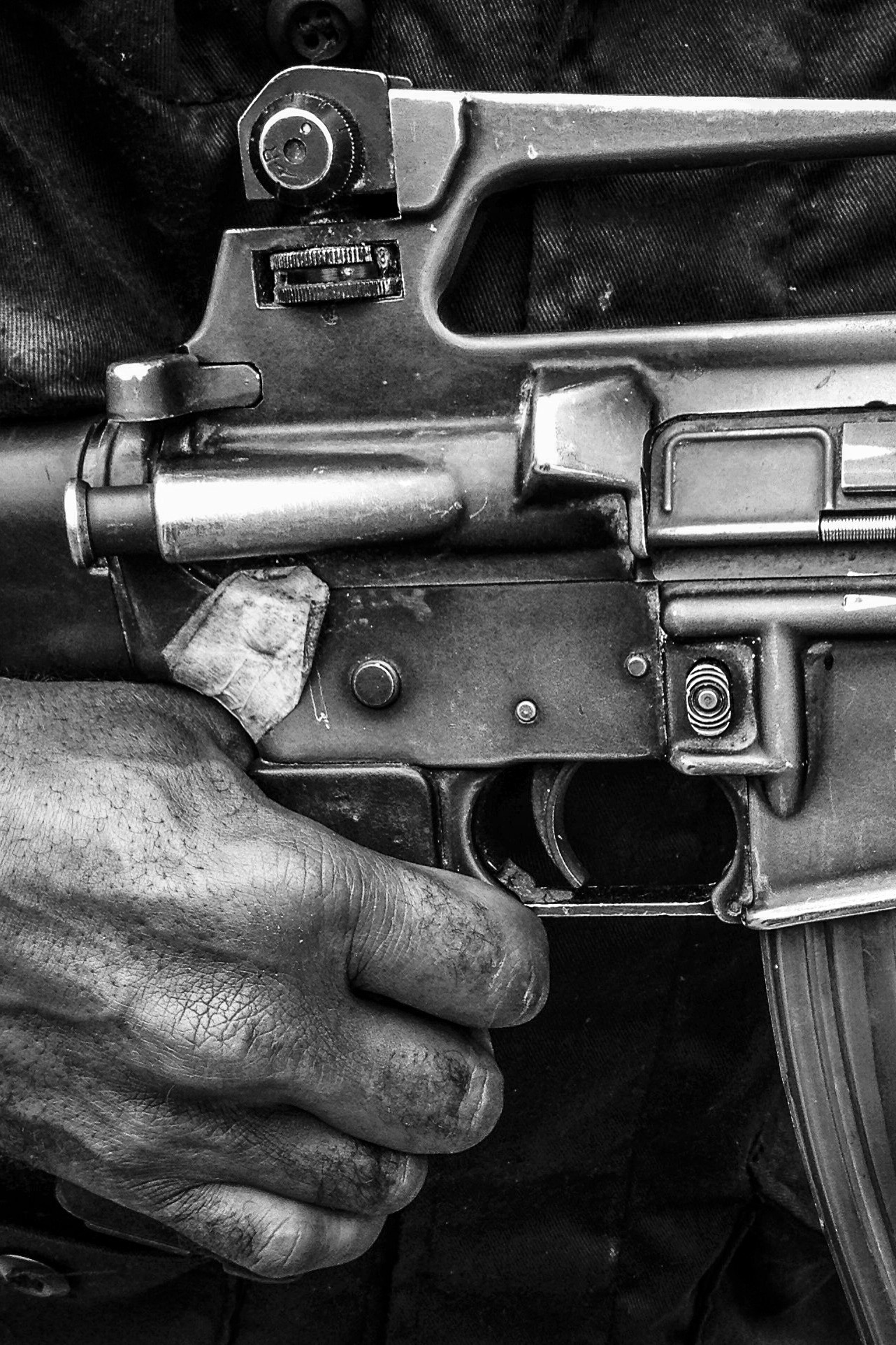 image of AARONTAIT COPYRIGHTED 2014 273 PNG PAPUA NEW GUNIEA DOCUMENTARY PHOTOGRAPHER BLACK WHITE PORTRAIT TRIBAL TRADITIONAL TRAVEL PHOTOGRAPHER SECURITY GUN M16 POLICE ARMED HEALTH SAFETY
